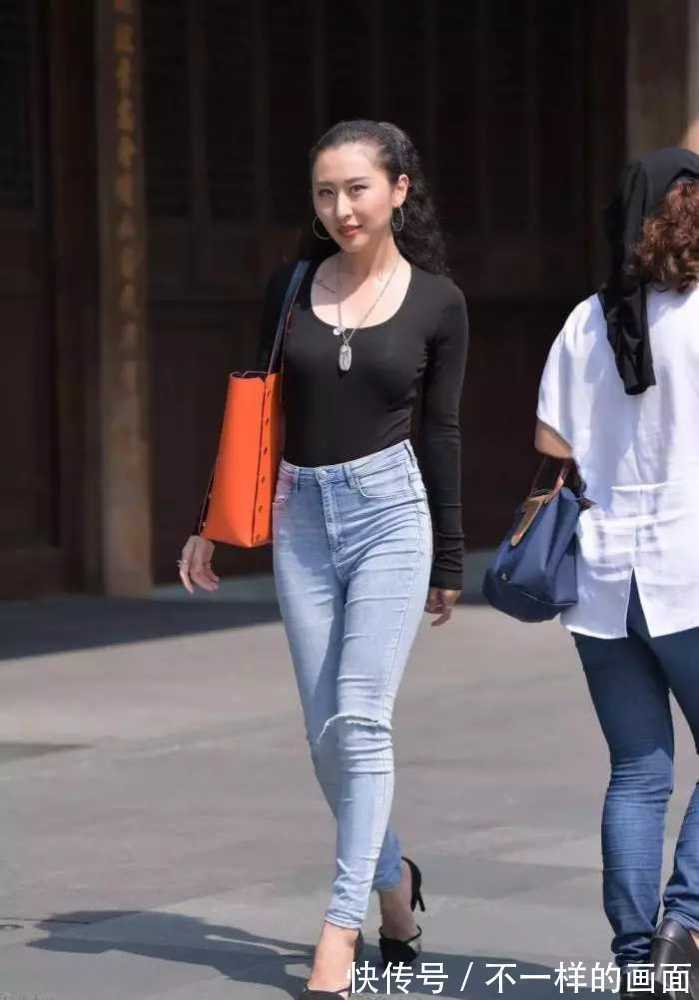 街拍 街拍美女:卷发大耳环的小姐姐,举手投足尽显成熟魅力