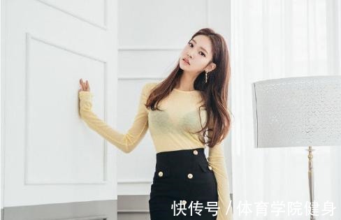 紧身裙 黄色薄纱针织衫搭配短裙，简洁大方，娇俏动人！