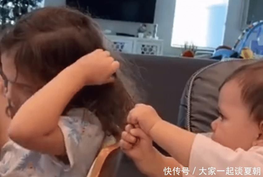 大宝|弟弟揪姐姐头发，本以为姐姐会发脾气，没想到姐姐的做法也太暖了