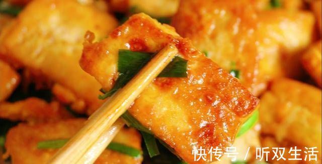 豆腐里打2个鸡蛋，简单一炒，老公孩子最喜欢，每次上桌都吃光光