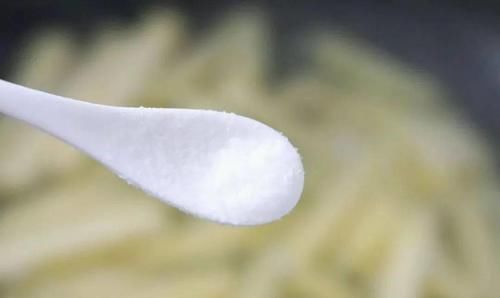 不油炸，热的时候红薯片是软的，简单几步，又酥又脆