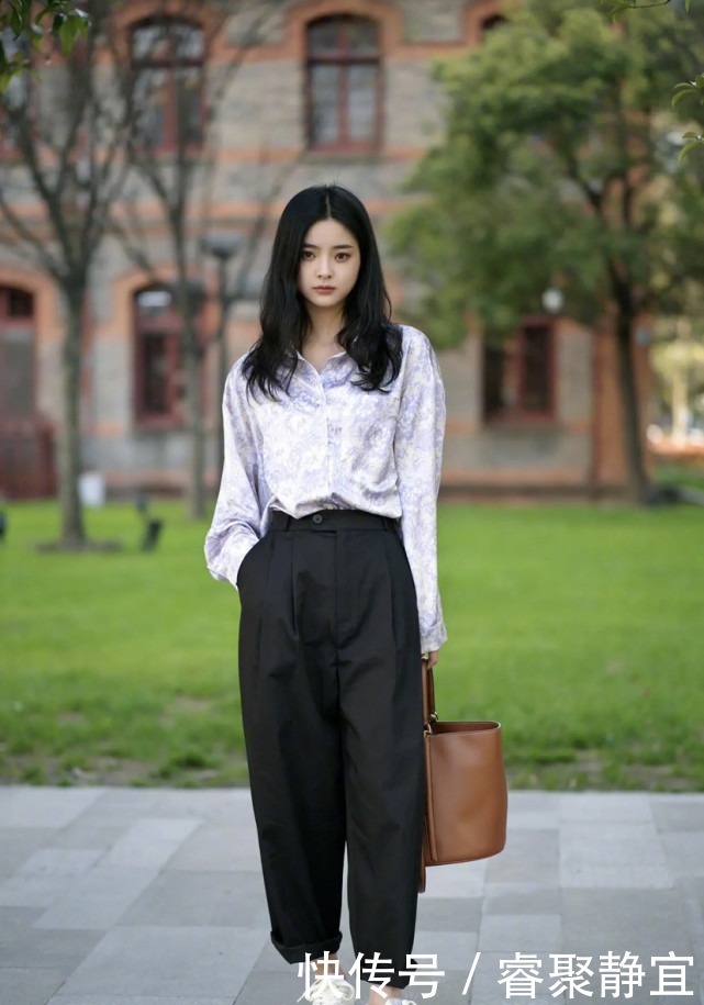 皮肤偏黄的女人,春季穿“上衣”,选哪个颜色更显白提气质?