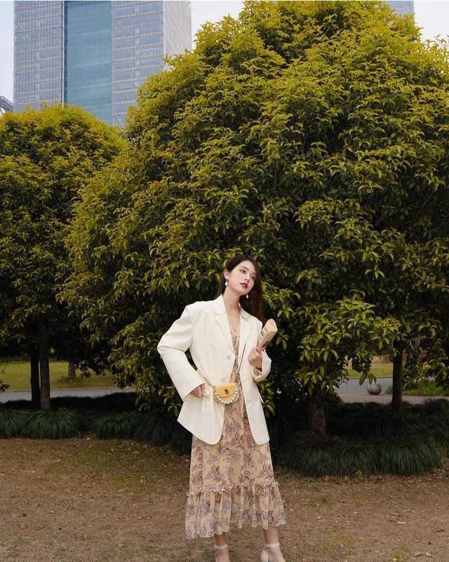 连衣裙 西服不一定配T恤,用抹胸上衣、打底衫和连衣裙搭配,更好看