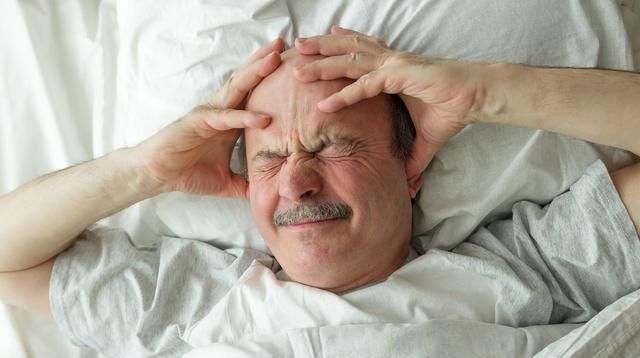 老年人经常失眠就用药错医生给出1条建议,倒头就睡,比吃药更管用