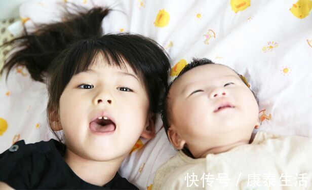 粽子|妹妹睡午觉把被子踢了,哥哥怕妹妹冷裹成“粽子”,网友:萌化了