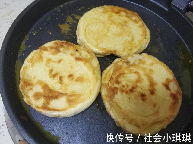黑芝麻|两勺芝麻酱、一碗面粉，教你在家做麻酱烧饼，学会不用再去买了