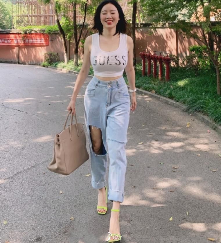 展现|贵妇真够潮的,裤子特意剪个“大窟窿”,只为展现个性