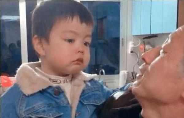 妈妈|“吃醋宝宝”表情火了，只因妈妈多抱了姐姐一会，网友：好酸