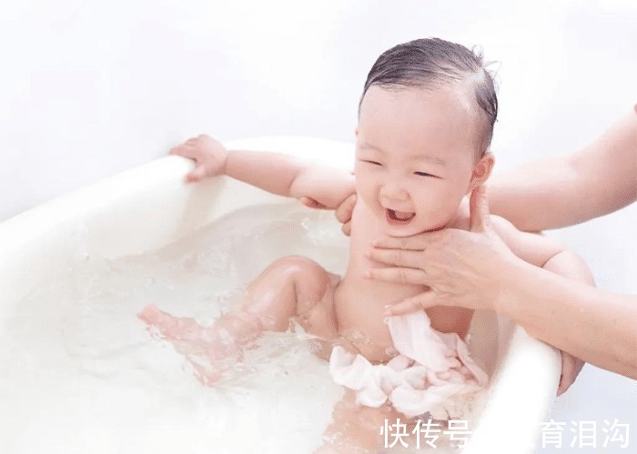 宝妈|宝宝不小心呛到水,妈妈们都是怎么做的呢?