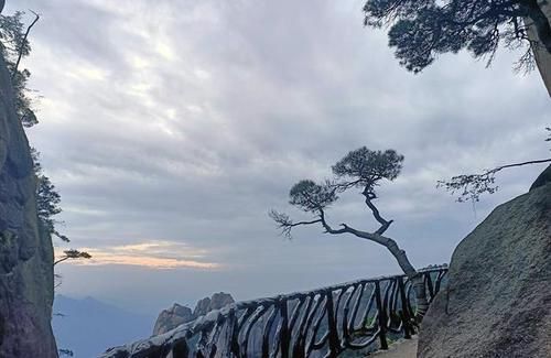 江西省的一座仙山，名不虚传，游客们对庐山的喜爱程度不亚于它