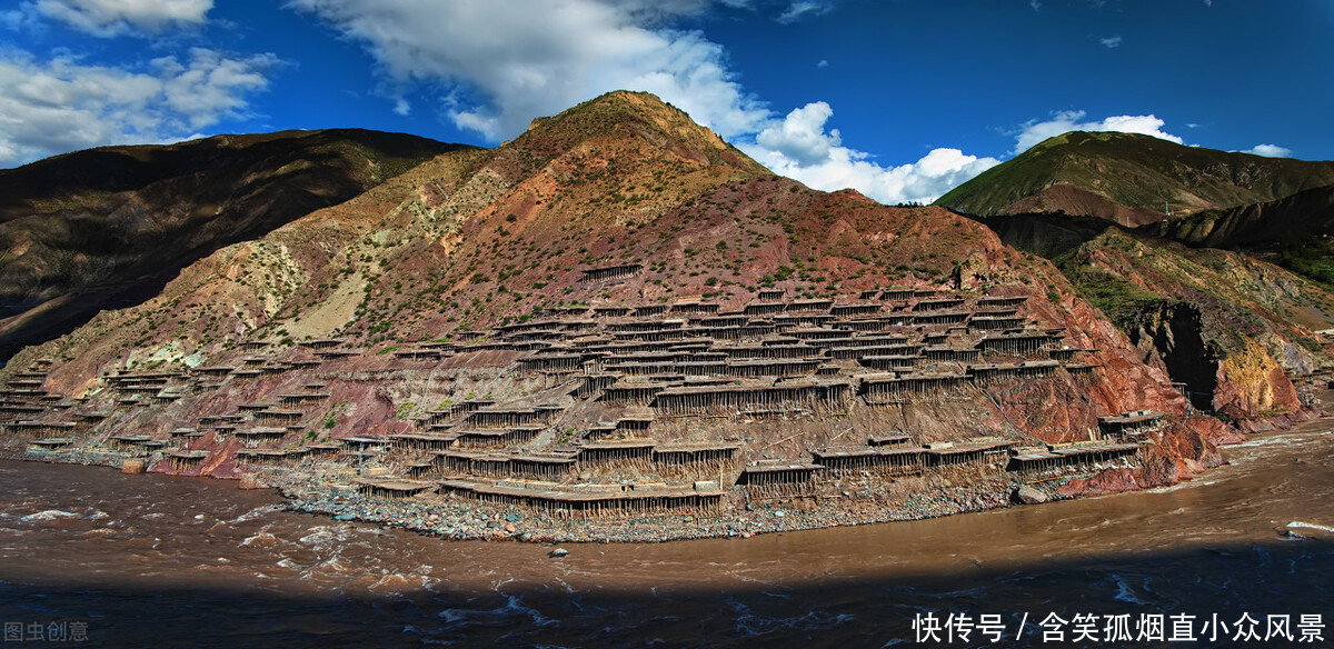 西藏千年悬崖晒盐场至今仍在使用，是全国唯一产“桃花盐”的地方