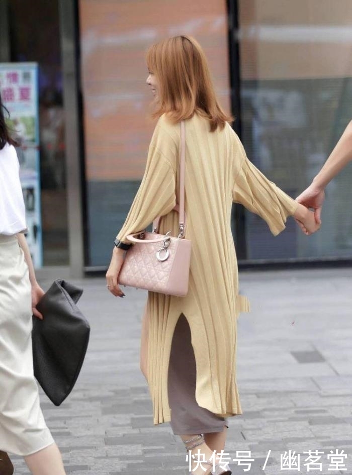 颜值|街拍: 爱撒娇的小姐姐, 颜值也不差