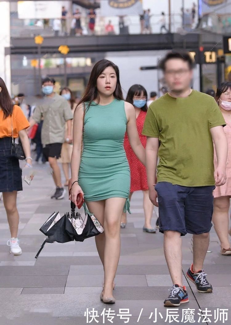 修身|美女穿搭:微胖试试穿连衣裙,一身绿色修身连衣裙,完美的修饰了身材