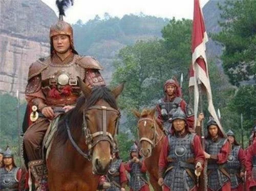 全城|将军打胜仗归来,全城百姓出城迎接,他挥着手笑着对随从说:屠城