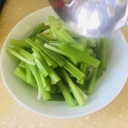 广式腊肠炒芹菜,简单美味的快手菜