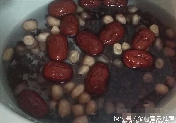女人常喝这碗“四红汤”，四十岁也可以保持年轻，一定要知道！
