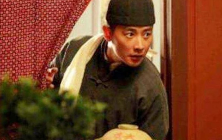 在古代,古人吃完饭后扔下银子就走,店小二也没测重,怎知够饭钱了?