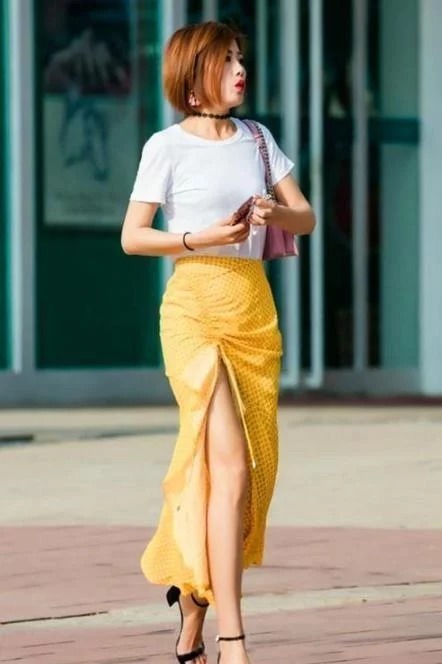 街拍:皎若秋月的小姐姐,一条浅绿色的连衣裙,时尚魅力气质