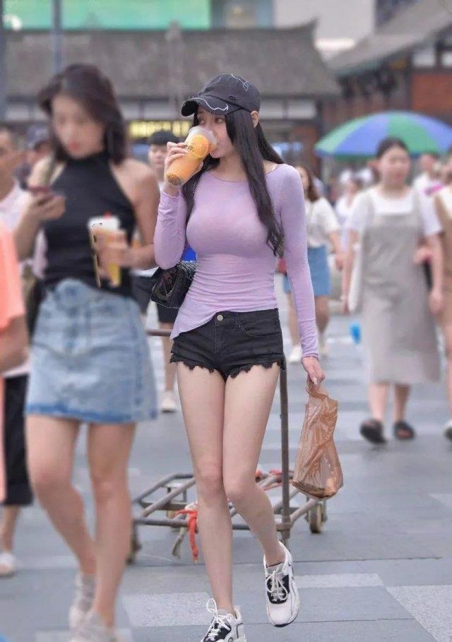 裙子裙|不要小瞧了“短裤T恤”,掌握一点小技巧,“酒杯腿”不请自来!