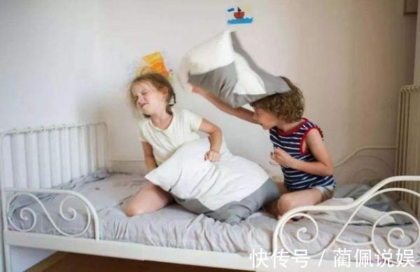 姐弟|相差20岁的姐弟打架,姐姐向妈妈哭诉,4岁却弟弟一脸云淡风轻