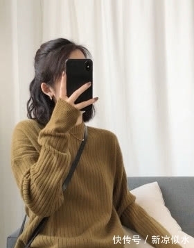 半身裙|今年流行黑色半身裙的N种穿搭法，配这4种上衣，演绎不同气质