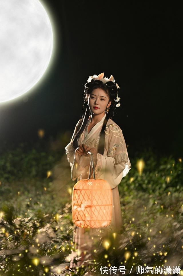 梦醒@七绝·十三首丨花前月下无人语,月下花前淡淡浓