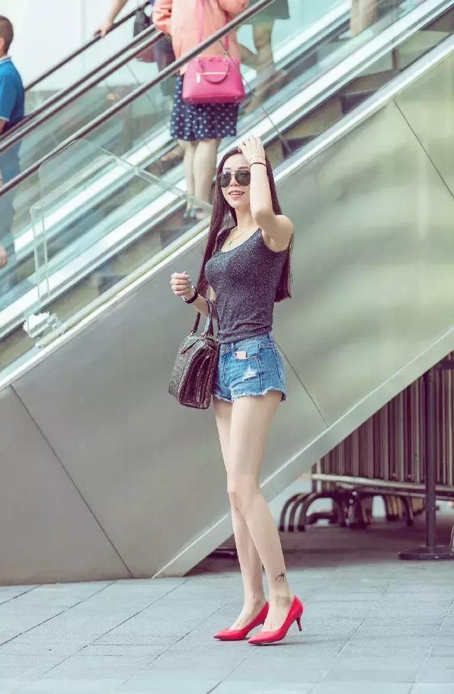 优雅|留着马尾发型的小姐姐,身穿吊带连衣裙,看上去十分的优雅