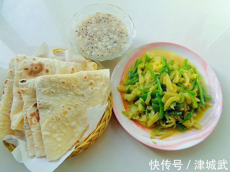 我家早餐就喜欢这样吃,汤汤水水配面食,炒菜拌菜全有,简单好做