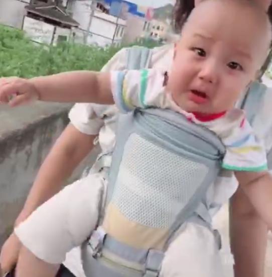 假装|妈妈回家路上遇到宝宝,假装不认识,宝宝委屈的小表情让人心疼