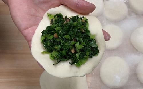  香菇|天冷来俩热乎乎的香菇青菜包，教你1个小技巧，青菜碧绿不发黄