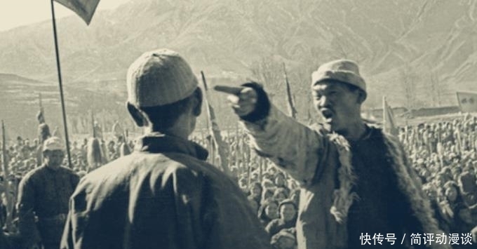 百姓|50年代批斗地主老照片:地主跪在批斗台上,百姓正在分东西!