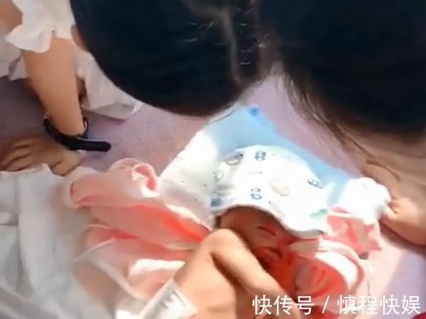 宝宝|妈妈39岁才生下第一胎,宝宝睡觉的时候,场面有点“壮观”