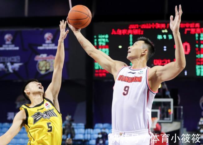 姜维泽|广东队大胜3大功臣!胡明轩爆发,易建联高效,万金油非他莫属