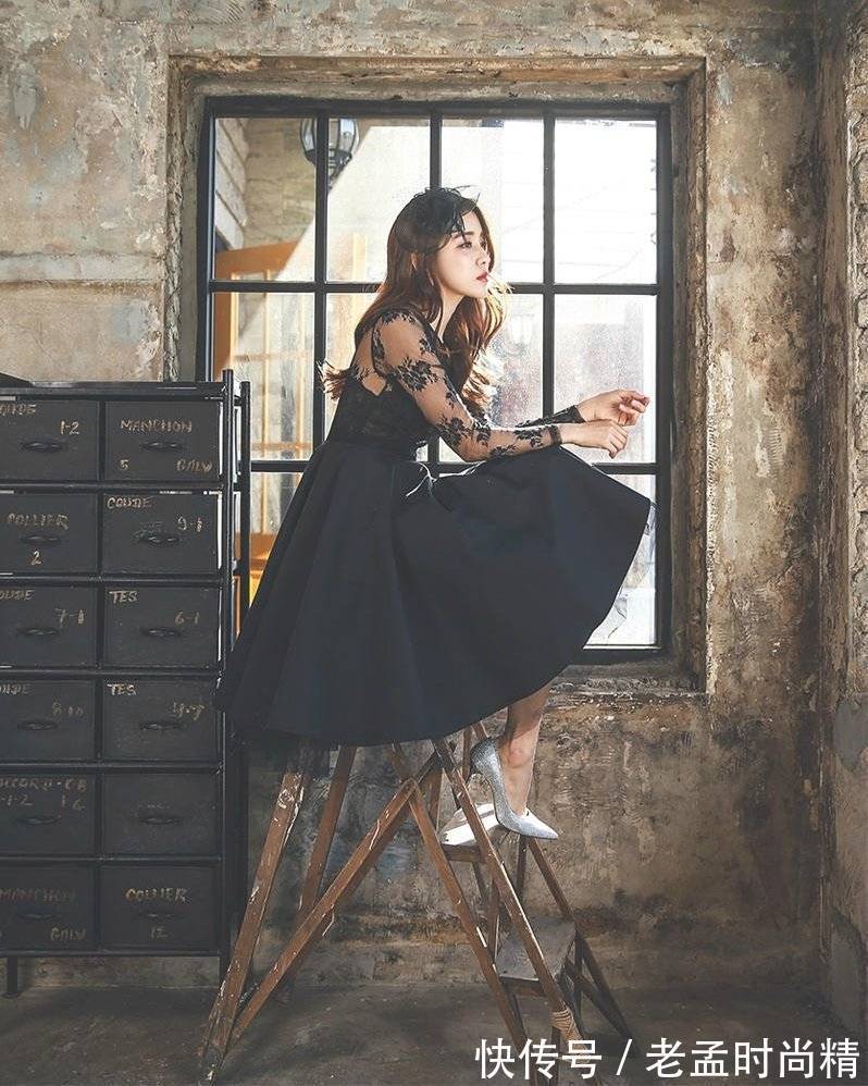 吊带连衣裙 ??经典黑色吊带连衣裙,拼接刺绣网纱外罩,高雅时尚