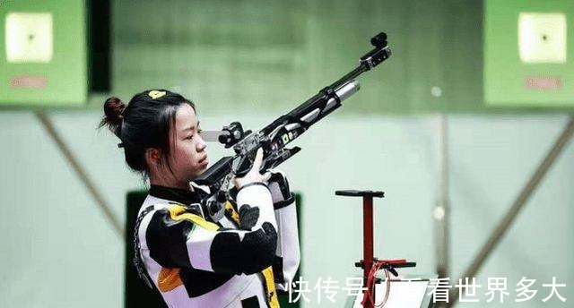 学生时代|奥运首金女孩杨倩火了，素颜穿卫衣好甜美，同框孙杨现最萌身高差！