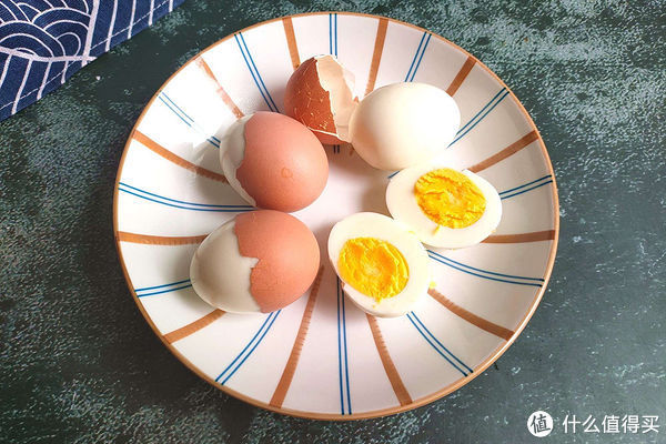 煮鸡蛋时,切记别只加清水,多加两样,蛋壳好剥,蛋黄嫩滑不发青
