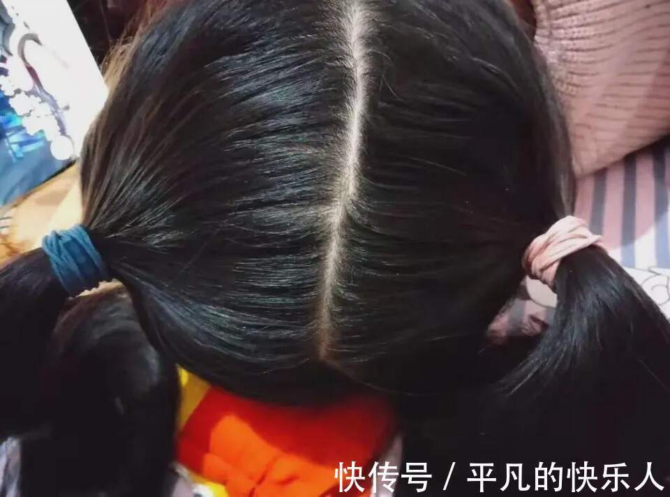 |今日段子:竟然还有人反向烤火?难道不怕烧到屁股吗?