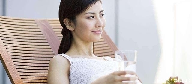 发育|孕期喝水有讲究，喝对了，不仅有利于胎儿发育，还可以让羊水清澈