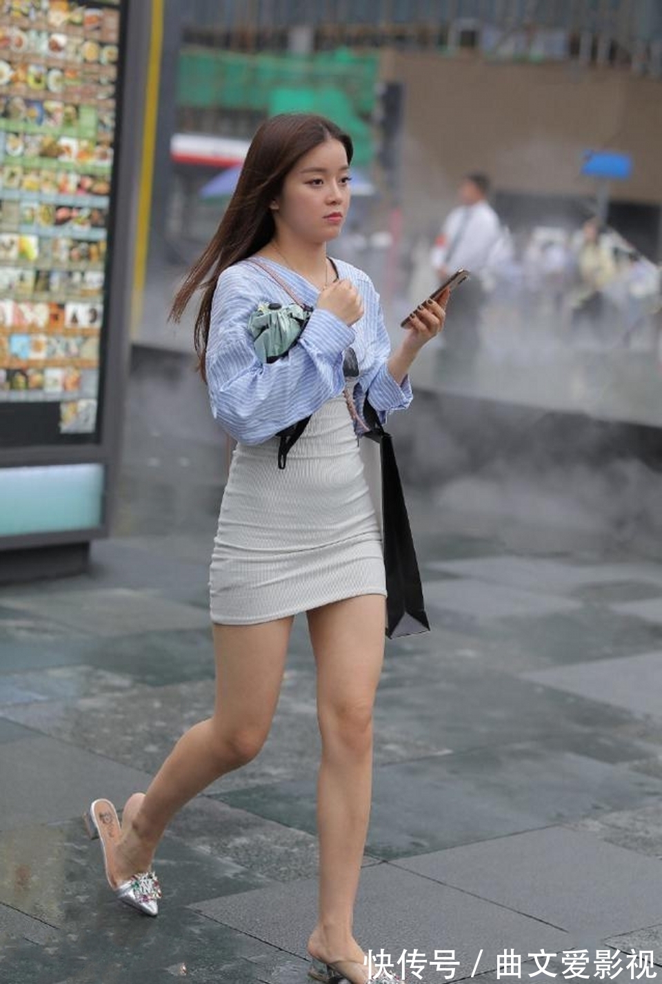 淡紫色|街拍，淡紫色短袖搭配休闲牛仔裤，清爽大方