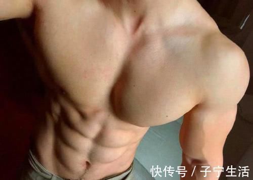 冠军|腹肌练成搓衣板,靠实力撸铁的95后,赢得大学生赛健体全场冠军