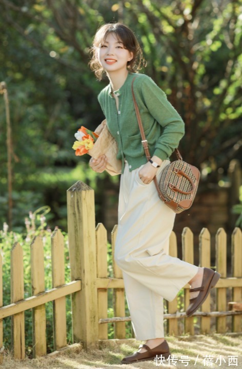 苗条曲线 针织衫很难穿出高级感?记住博主的这几招,不费力打造优雅魅力