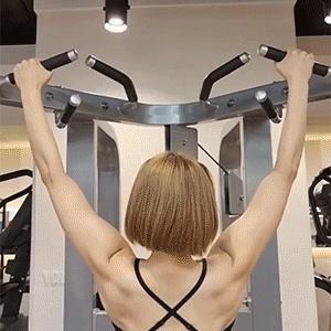 健身|90后女孩酷爱健身,钟爱力量训练,如今身材不输健身模特