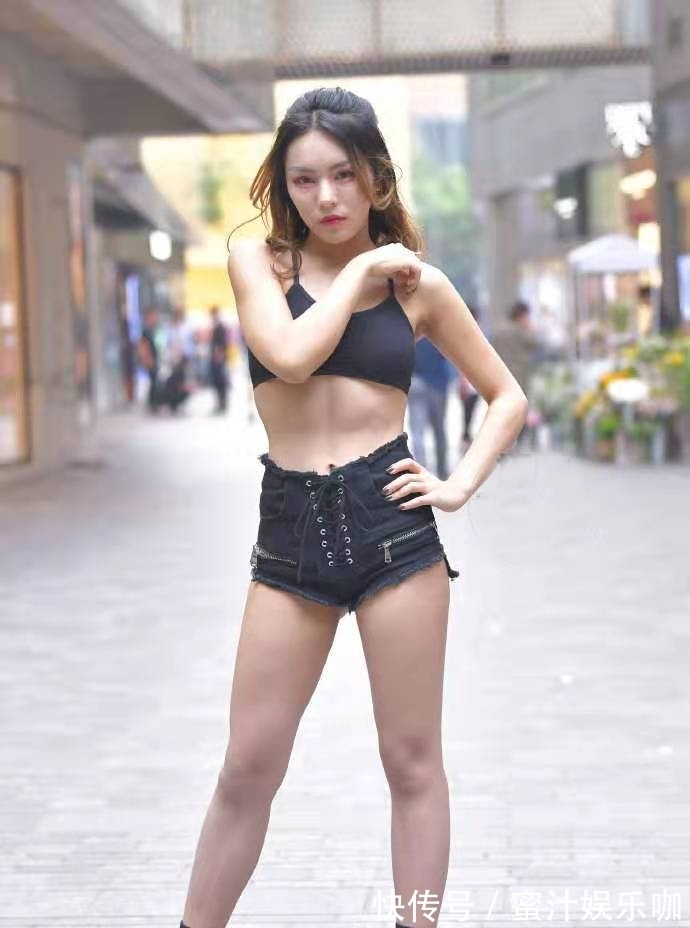 高跟鞋 好看又显气质的基础款穿搭，短打背心+牛仔短裤，清新又有女人味