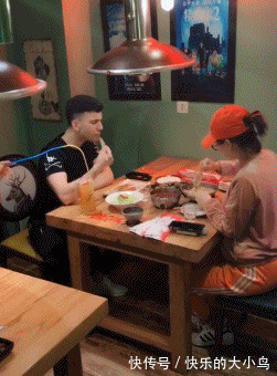 |搞笑GIF趣图:面壁思过唱世上只有爸爸好反省一下