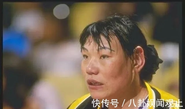 徐庆华|女篮中锋郑海霞享正师级待遇,54岁月薪过万,双腿变形仍独自奔波