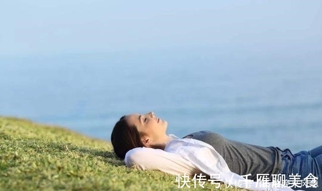 睡眠时间|睡不好难长寿,失眠的老年人睡前常做1件事,缓解焦虑助睡眠