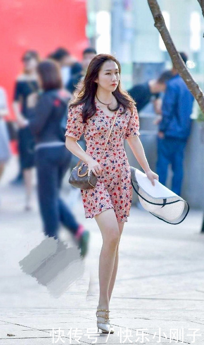 搭配靓丽的格子裙简洁唯美,气质好高级