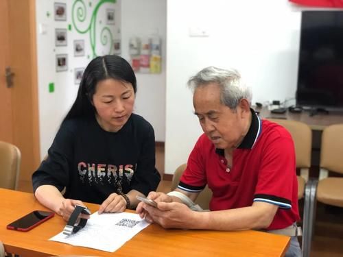 一键SOS！这款“救命手表”让独居老人不怕不怕了