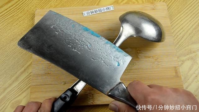 不管菜刀有多钝，磨刀不买磨刀石，教你一招，菜刀一样锋利如新