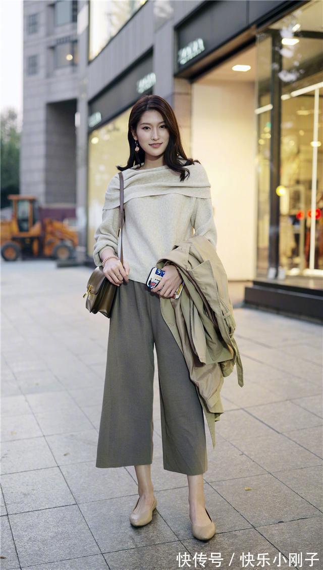 穿搭 毛衣下面不一定搭裙子,今年流行毛衣搭配奶奶裤,温暖又显气质